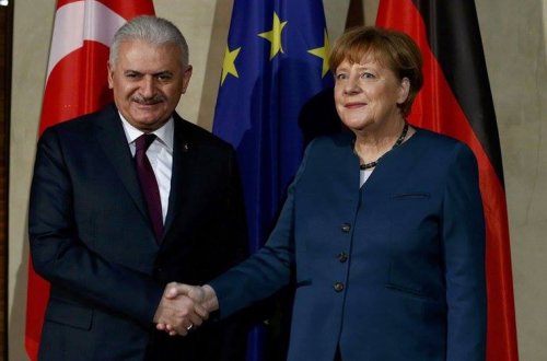 Türkiyənin baş naziri Angela Merkel ilə görüşdü