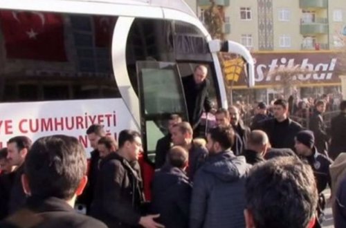 İçində Ərdoğanın olduğu avtobus prezidentin mühafizəçisini vurub – VİDEO