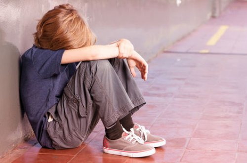 Bakıda anası azyaşlı uşağını küçədə tək buraxaraq çıxıb getdi – VİDEO