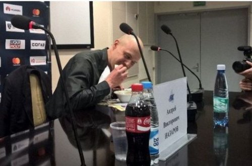 Belaruslu jurnalist qəzetini yedi – VİDEO