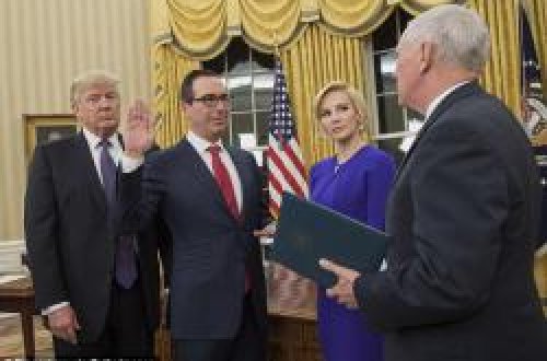 ABŞ-ın maliyyə nazirin arvadının yarıçılpaq fotoları yayıldı