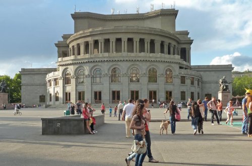 Bakı haqqında kitab İrəvanda satışa çıxarıldı - Ermənistanı qorxuya salan HADİSƏ - FOTO