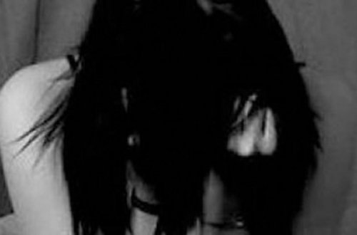 Kosmetika mağazasında QALMAQAL: 17 yaşlı qızı yoxlamaq üçün oğlanların yanında soyundurdular