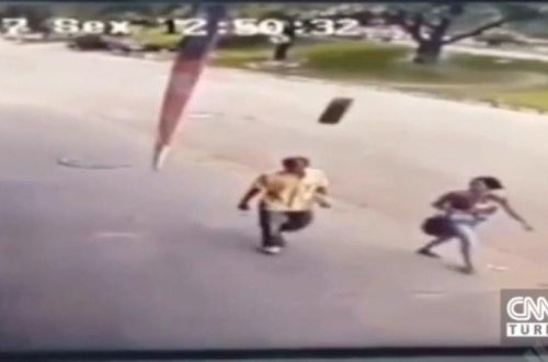 Tragikomik HADİSƏ: maşının çıxan təkəri piyadanın başına düşdü və... - VİDEO