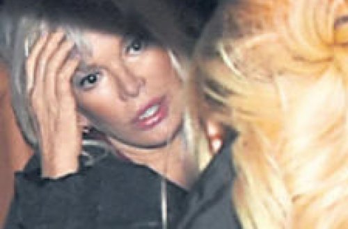 Ajda Pekkan ayaq üstə dura bilmir - FOTO