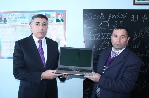 Bir fotoyla məşhurlaşan müəllimə - Aztelekom MMC-dən hədiyyə