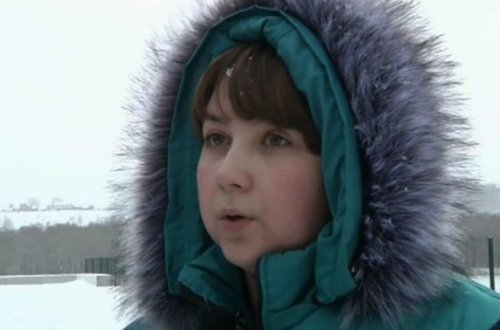 Yeni doğulmuş körpəsini 6 bıçaq zərbəsiylə öldürən ana məhkəmədə gülümsəyib