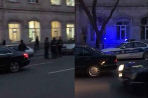 Polis 160 nömrəli məktəbin qarşısını nəzarətə götürdü - VİDEO