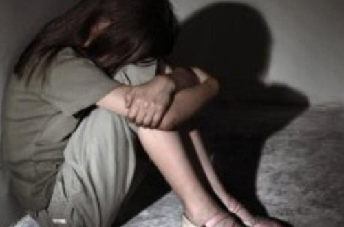 Məktəbdə BİABIRÇILIQ: müəllim uşağı soyundurub zorlamaq istəyəndə arvadı zəng edib... - VİDEO