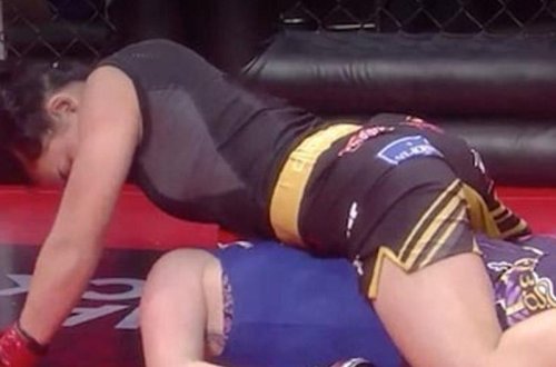 Qadın döyüşçünün hərəkəti etiraza səbəb oldu - VİDEO