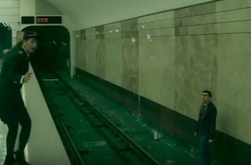 Bakı metrosunda qatarın altında qalan oğlan necə xilas oldu? - VİDEO