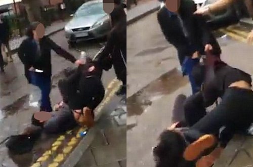 Məktəbli qızlar küçədə bir-birlərini yıxıb-sürüdülər - biri 