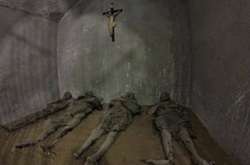 3 əsr qabaq ölən, amma hələ də yaşayan ölülər və onlara QULLUQ EDƏN QADIN: dəhşətli SİRR - FOTOLAR