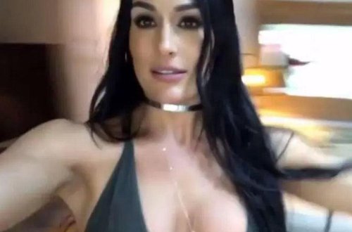 Məşhur güləşçi yarıçılpaq VİDEOsu ilə gündəm oldu