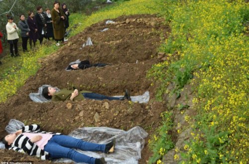 Burada boşanan qadınları diri-diri QƏBİRƏ SALIRLAR - TƏSƏVVÜREDİLMƏZ ADDIM - FOTOLAR