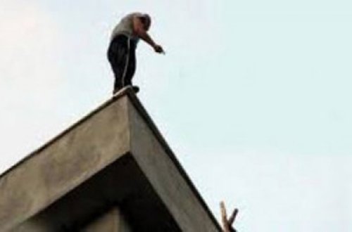 9 mərtəbənin damına çıxaraq özünü atmaq istədi - Bakıda