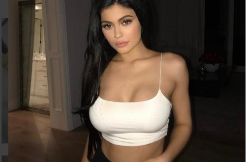 Məşhur model sinəsinin günü-gündən böyüməsinə belə aydınlıq gətirdi