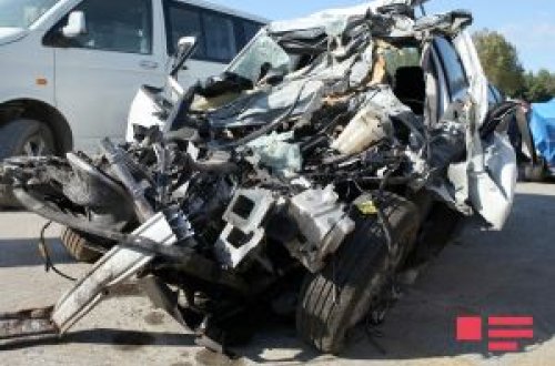 Yevlaxda üç avtomobil toqquşub, beş nəfər ağır xəsarət alıb