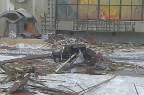 Bakıda dəhşət: Göydən şifer parçaları tökülür – VİDEO