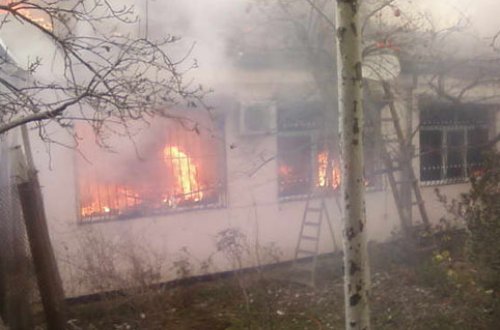 Bakının mərkəzində evi alov bürüdü