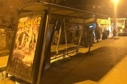 Bakıda taksofon yerindən çıxdı, avtobus dayanacağı aşdı - FOTOLAR