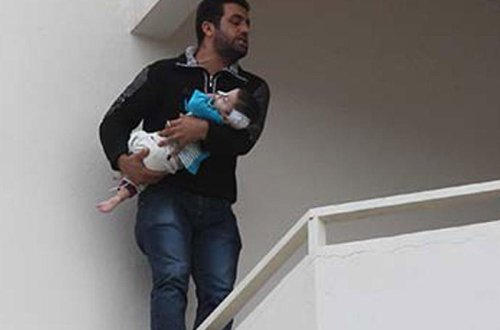 17 aylıq xəstə körpəsini binadan atmaq istədi - FOTO