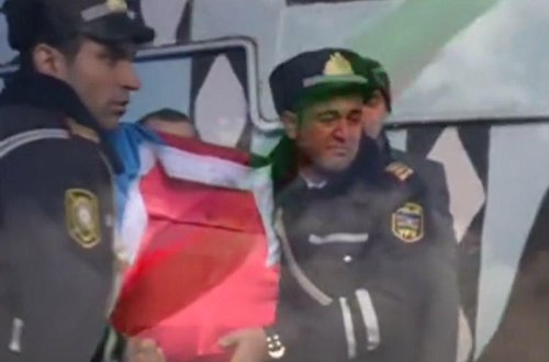 Şəhidimizin cənazəsini gətirən polis hönkürdü - VİDEO