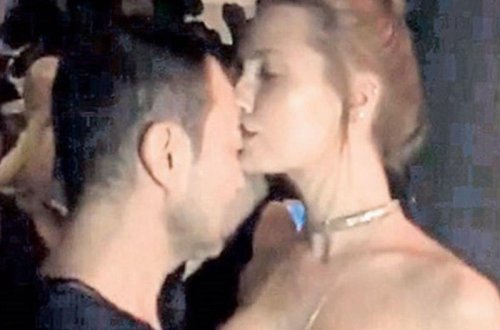 Sərdar arvadının göbəyindən öpdü, o da şəklini çəkib paylaşdı - FOTO