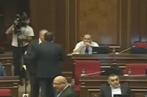 Ermənistan parlamentində DAVA: deputatlar bir-birini... - VİDEO