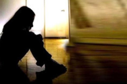 BİABIRÇILIQ: 63 yaşlı müəllim 8 yaşlı qız şagirdini qucağında oturtdu, ÖPÜŞDÜ VƏ... - VİDEO