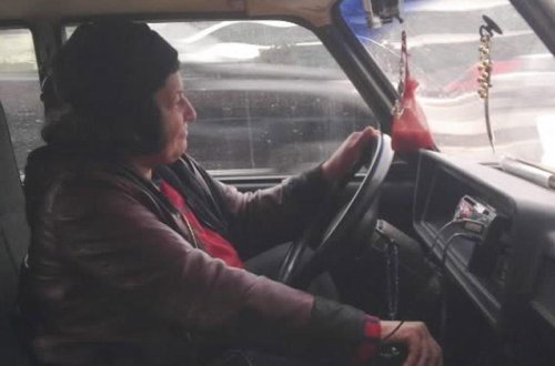 Qadın taksi sürücüsü: 