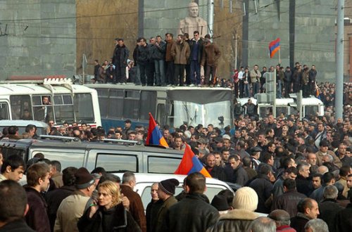 İrəvan ayağa qalxdı: Sarkisyana QARABAĞ TƏLƏBİ