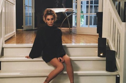 Sinəsinə silikon taxdıran müğənni: 