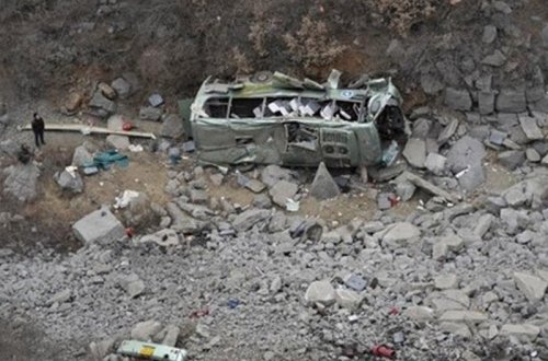 Mikroavtobus dərəyə aşdı - ailənin 18 üzvü öldü