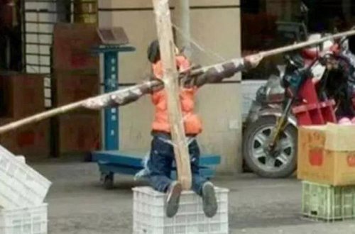 Ata 10 yaşlı oğlunu çarmıxa çəkdi - FOTO