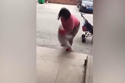 Ana övladını təpiklədi - VİDEO (18+)