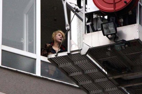 Sevgilisi hamilə qadını vəhşicəsinə döydü, evə kilidləyib getdi - VİDEO