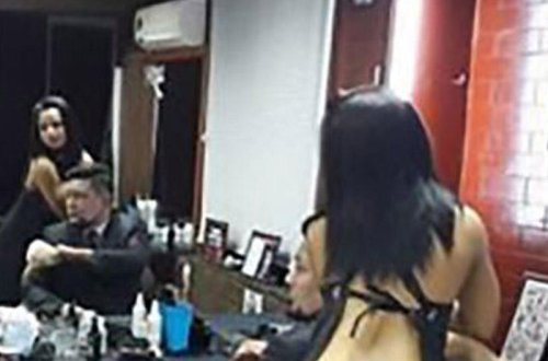 Kişilər bu salona getmək üçün can atırlar - Bərbərlər çılpaq qızlardır - FOTO