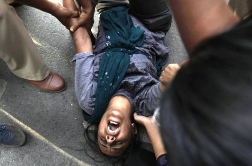 Lənkəranda DƏHŞƏT! Oğlanın başına oyun açıb videoya çəkdilər