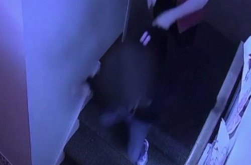 Dayənin 4 yaşlı uşağa qarşı vəhşilyi kameraya düşdü - VİDEO