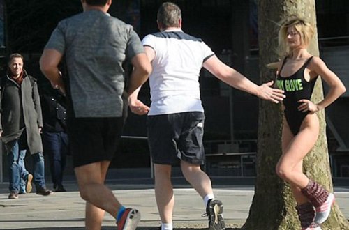 Küçədə yarıçılpaq məşq olarsa... - maraqlı eksperiment - VİDEO