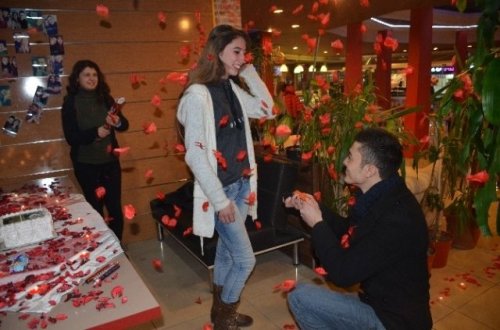 Bayramda azərbaycanlı müğənninin başına gül çırpdılar - FOTO