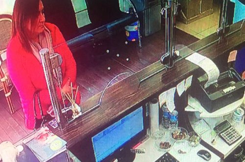 Lombarddan saxta bilərziklə 2 min 900 pul götürən qadın kameraya düşdü - VİDEO