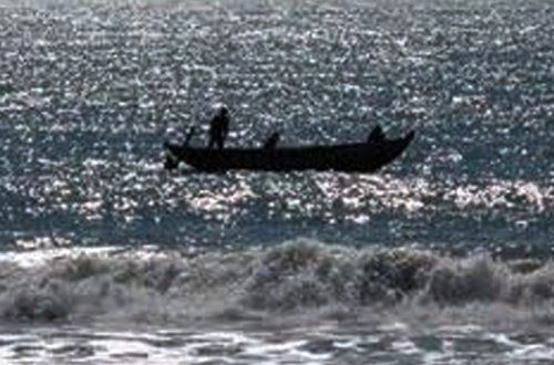 Xəzərdə 4 balıqçının olduğu qayıq çevrildi