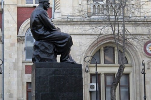 Bakıda qeyri-adi olay: Sabirin heykəli tüstüləndi - VİDEO