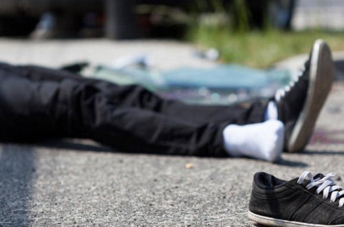 DƏHŞƏTLİ QƏZA: Piyada körpüdən yıxıldı, üstündən avtomobil keçdi - VİDEO