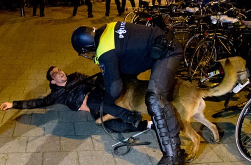 “XXI əsrdə polislər dinc insanları itlərə qapdırır” - Avropa üçün utancverici hal…