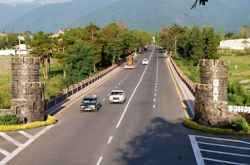 Qaxdakı təqaüdçüləri aldadan dələduz xanımı kimlər himayə edir – 100 min manatlıq cinayət