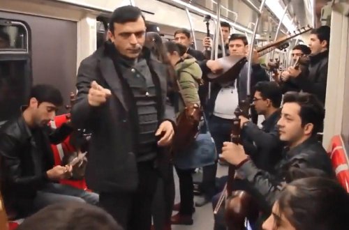Bakı metrosunda maraqlı hadisə - Bir qrup gənc... - VİDEO