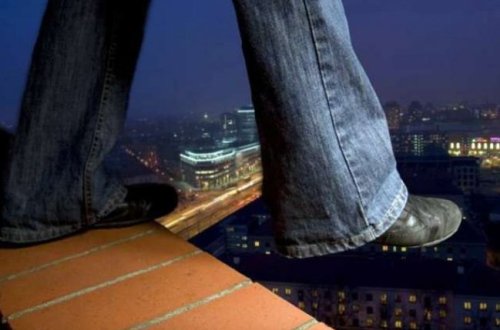 Bakıda dəhşətli İNTİHAR: Özünü 12-ci mərtəbədən atdı